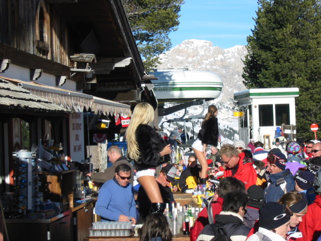 Hostessy na stoku narciarskim w słonecznej Italii