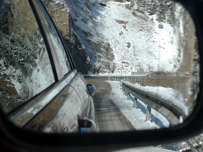 Droga do Cortiny d'Ampezzo. Dookoła śnieg a asfalt czarny i suchy. Magia.